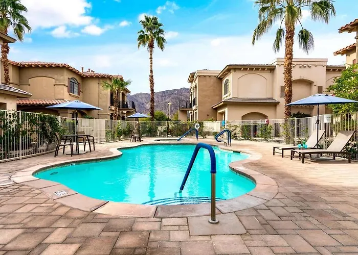 Clr100 Private 1 Bedroom W Spacious Living Area